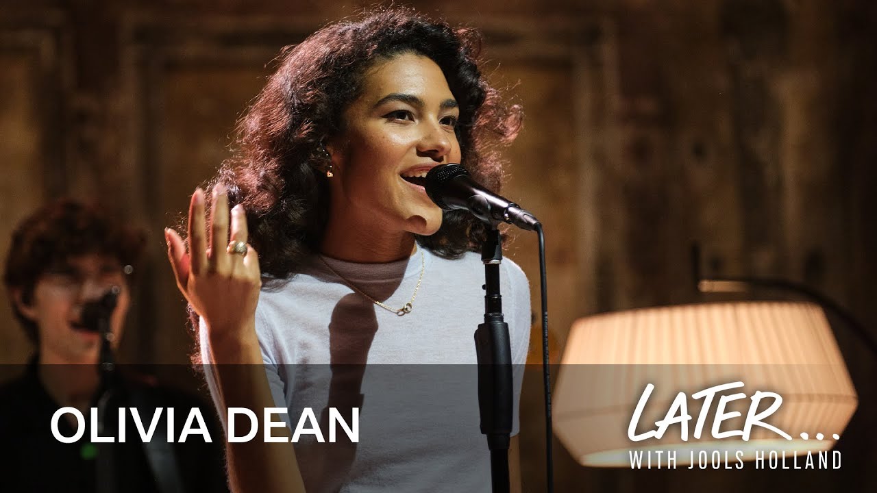 Decoding Florence + The Machine's "Nice to Each Other" Relationship Ambivalence