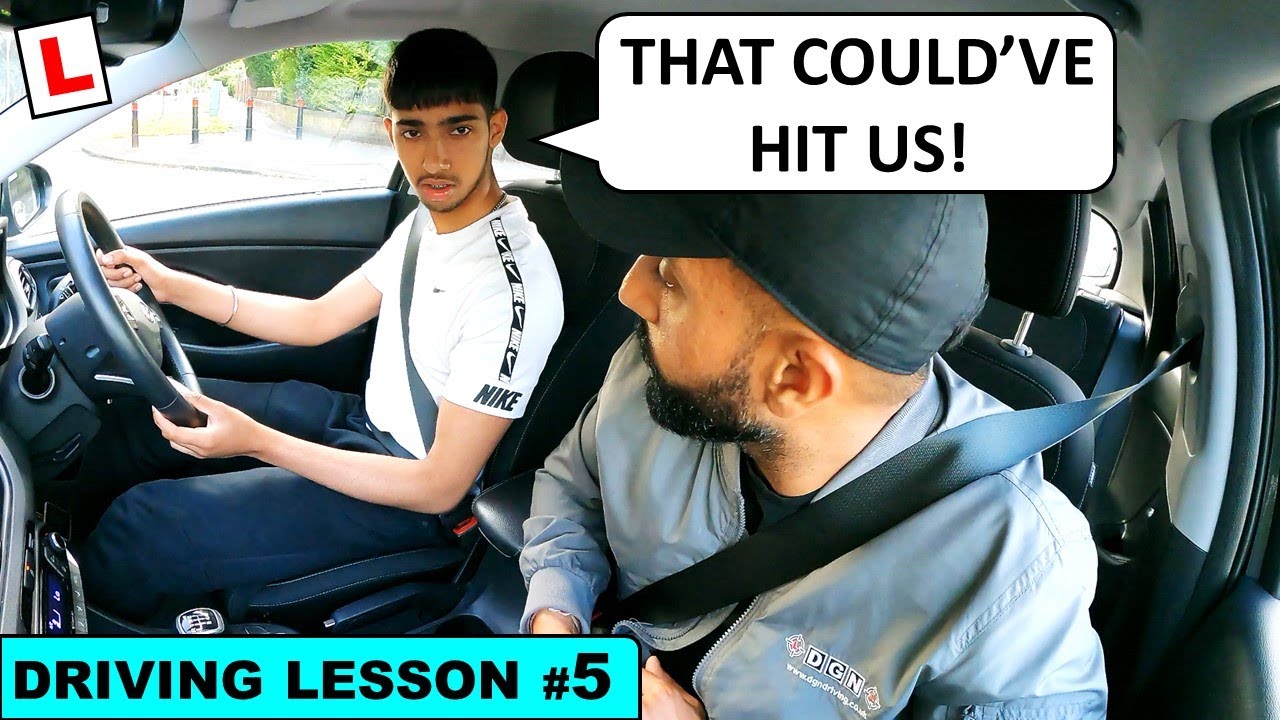 Master Right Turns: 5 Critical Driving Lesson Tips