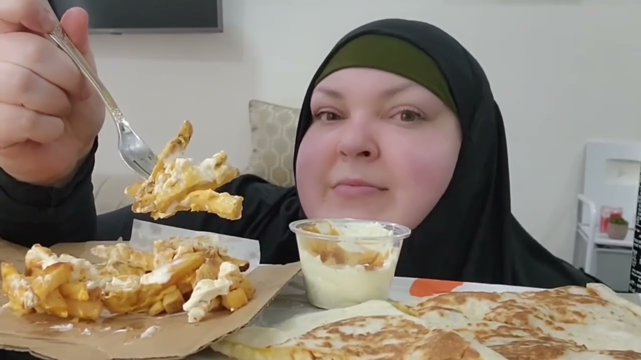 Why We Avoid Strangers IRL But Connect Online: Social Paradox Explained