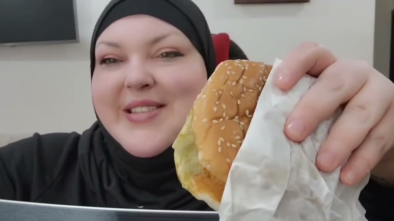 Foodie Beauty's Swollen Hands: Diabetes Reality in Mukbang Culture