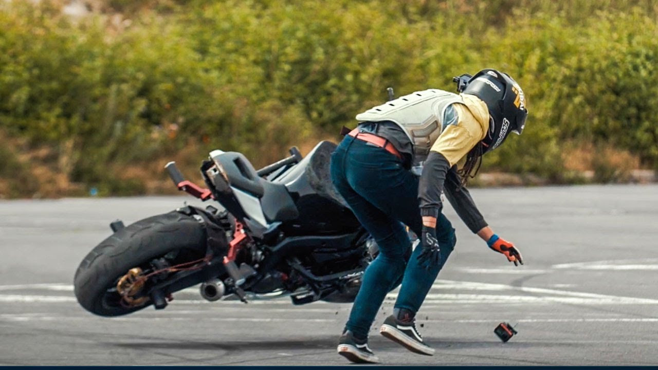 Master Motorcycle Stunt Balance: Techniques & Mindset