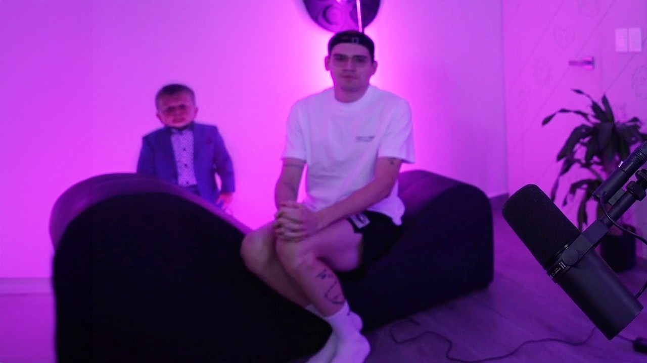 Mariana's Vlog: Unboxing Humor and Life Advice